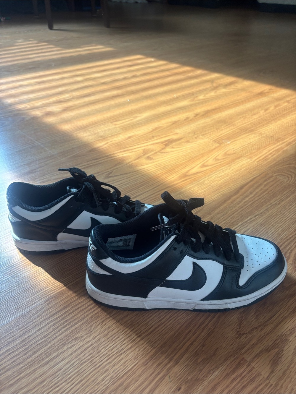 Black & White Low-Top Sneakers - Classic Contrast Design